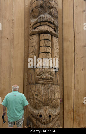 Il totem pole, dettaglio, Skidegate Haida Heritage Center a Ḵay Llnagaay, Haida Gwaii, precedentemente noto come Queen Charlotte Islands, British Columbia, Canada Foto Stock