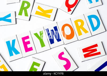 Parola chiave parola fatta di lettere colorate su sfondo bianco Foto Stock