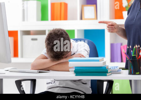 Madre protestate figlio ed egli si sente in colpa e tenendo la testa Foto Stock