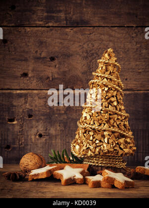 La cannella i biscotti con decorazione di Natale su legno rustico Foto Stock