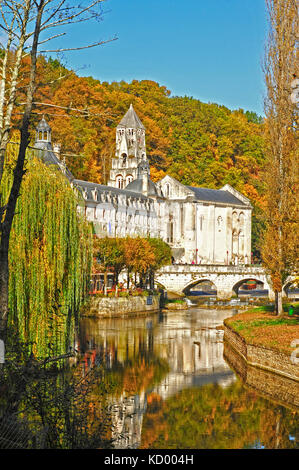 Fiume dronne e abbazia benedettina di brantome, brantome, dipartimento di dordogne, Aquitaine, Francia Foto Stock