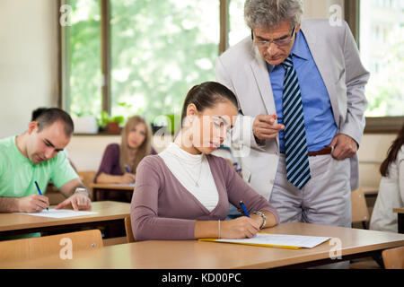 Docente dando istruzioni personali di studente femmina Foto Stock