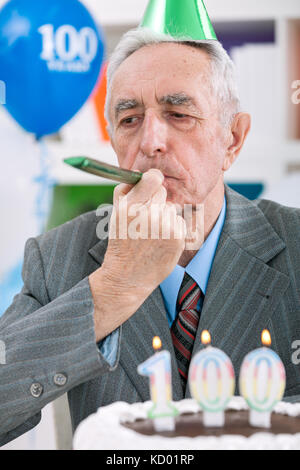 Senior uomo festeggia il suo centesimo compleanno Foto Stock