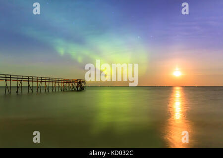 Aurora boreale (Northern lights) e la luna che sorge sul Lago Winnipeg, Matlock, Manitoba, Canada. Foto Stock