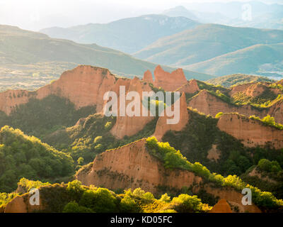 Las medulas storica gold sito minerario vicino alla città di Ponferrada in provincia di León, Castiglia e Leon, Spagna. paesaggio panoramico al tramonto. Foto Stock