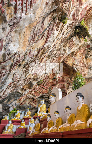 Vecchio tempio con statue di Buddha e sculture religiose sulla roccia calcarea nella sacra Kaw Goon grotta vicino Hpa-An in Myanmar (Birmania) Foto Stock