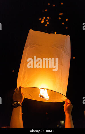 Popolo Thai rilasciare Khom Loi, le lanterne del cielo durante Yi Peng o il Loi krathong festival in Chiang Mai, Thailandia. Foto Stock