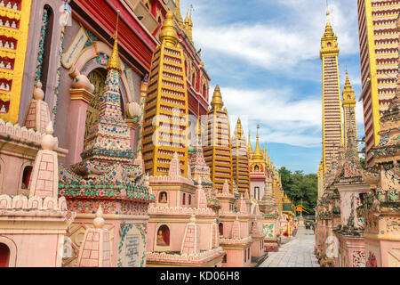 Bella pagoda buddista, thanboddhay phaya in monywa, myanmar Foto Stock