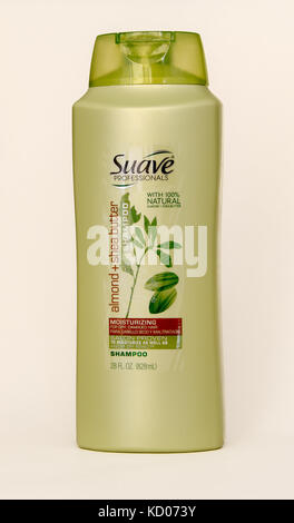 Bottiglia di shampoo Suave si erge contro uno sfondo bianco. Foto Stock