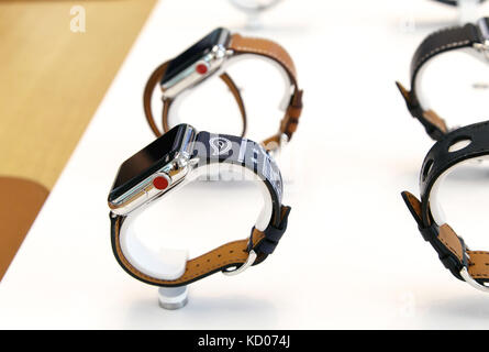 Nuovo Apple guarda il supporto dei dispositivi sul display in Apple store. Foto Stock
