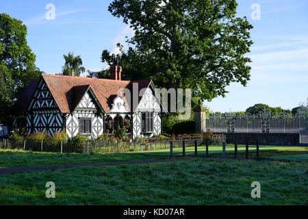 Chirk Castle Lodge e cancelli, Chirk, Galles del Nord, Regno Unito. Foto Stock