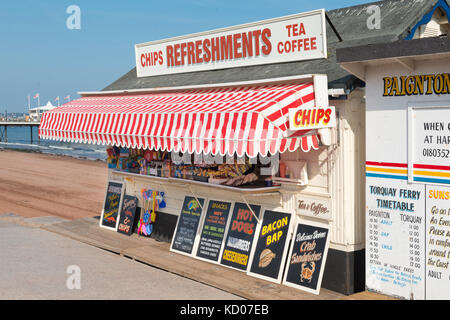 Il chiosco di ristoro sull'Esplanade, Paignton Sands, Torbay, Devon. Riviera inglese, spiaggia sabbiosa e molo sullo sfondo Foto Stock