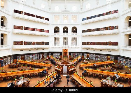 Australia Melbourne: nella biblioteca dello Stato di Victoria, La Trobe sala lettura. Una vista impressionante con i suoi molti visitatori. Foto Stock