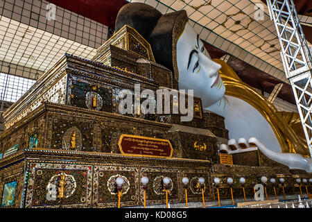 Oro Buddha reclinato in Bago, Myanmar Foto Stock