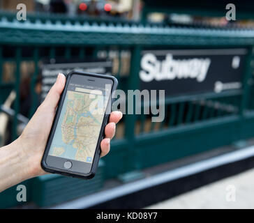 Mappa della metropolitana app applicazione sul telefono cellulare, New York City Foto Stock