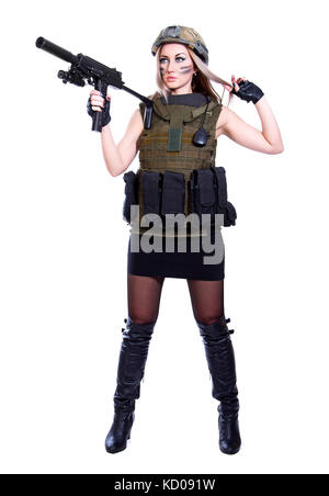 La donna in un camuffamento militari tenendo la smg isolate su sfondo bianco Foto Stock