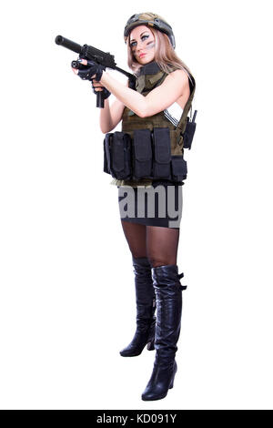 La donna in un camuffamento militari tenendo la smg isolate su sfondo bianco Foto Stock