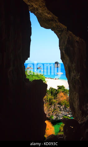Railay costa Ovest, Pranang beach, provincia di Krabi, Thailandia. Costa visto da una grotta. Foto Stock