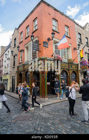 Dublino, Irlanda - agosto 10, 2017; i turisti vagano per le strade di temple bar area una popolare destinazione di viaggio con i pittoreschi edifici antichi, bar e sho Foto Stock