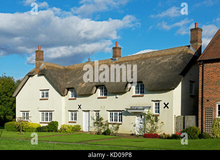 Cottage con il tetto di paglia nel villaggio di Puddletown, Dorset, England Regno Unito Foto Stock