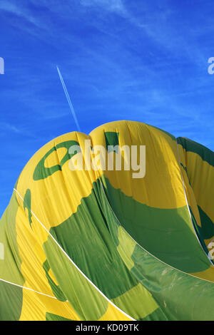 Un aereo a reazione volare dietro una mongolfiera Foto Stock
