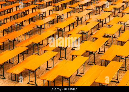 Tabelle di birra nel tendone, oktoberfest theresienwiese, Monaco di Baviera, Baviera, Baviera, Germania Foto Stock