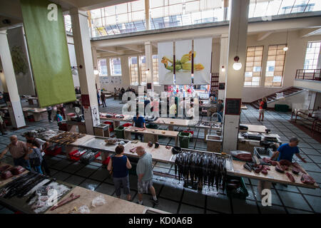 Funchal, Portogallo - 14 giugno 2017: all'interno del mercato del pesce del Mercado dos Lavradores, il famoso pesce e frutti di mare mercato di Funchal, Madeira Foto Stock