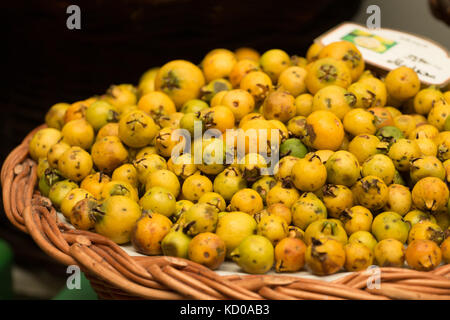 Cattley esotico frutto guava in vendita sul mercato. Foto Stock