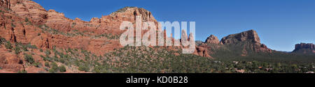 Panorama della linea di cresta dietro la cappella della Santa Croce a Sedona in Arizona Foto Stock