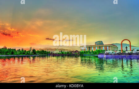 Lago artificiale presso pennone park a Dushanbe, Tagikistan Foto Stock