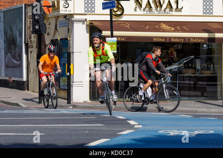 Ciclisti su Cycle SuperHighway 2, Cycleway 2 a Whitechapel a Londra, Inghilterra Regno Unito Foto Stock