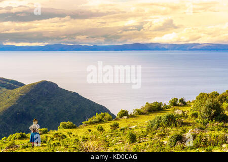 Vista sulla donna indigena su Isla de sol dal lago Titicaca in Bolivia Foto Stock