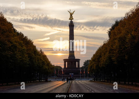 La Colonna della Vittoria al tramonto a Berlino, Germania Foto Stock