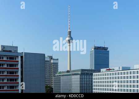 Torre della televisione ed edifici circostanti a Berlino, Germania Foto Stock