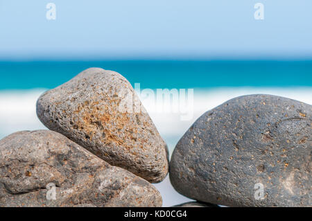 Spiaggia di ciottoli formando una parete con la spiaggia in background, Playa piedras caidas, Fuerteventura, Isole Canarie, Spagna Foto Stock