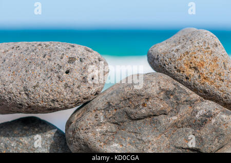 Spiaggia di ciottoli formando una parete con la spiaggia in background, Playa piedras caidas, Fuerteventura, Isole Canarie, Spagna Foto Stock