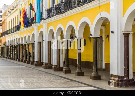 Vista su colorati edifici coloniali su plaza Colon di Cochabamba Foto Stock