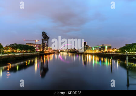 Luci notturne e l'iconico Clyde Arc Bridge a Glasgow, in Scozia, sul fiume. Foto Stock