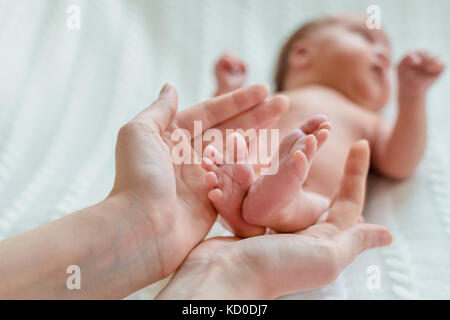 Piedi del bambino nelle mani di Madre Foto Stock