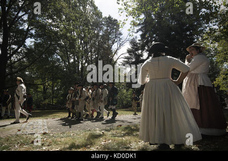 Guerra rivoluzionaria re-enactors prendere parte alla battaglia annuale di Germantown rievocazione storica a motivi di Cliveden, nel nordovest di Philadelphia, PA Foto Stock