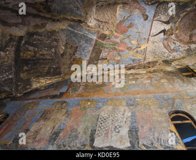 La Grotta monastero complesso di Vardzia in Georgia australe, vista di coloratissimi affreschi religiosi nella chiesa grotta Foto Stock