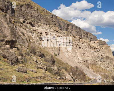 La Grotta monastero complesso di Vardzia in Georgia australe, vista del ripido pendio di montagna con numerose grotte e accedere a gradini e scale Foto Stock