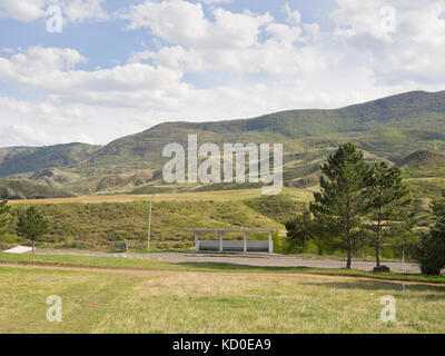 Paesaggi che circondano il piccolo villaggio di Rustavi, Samtskhe-Javakheti provincia meridionale della Georgia, fermata bus e in attesa sparso su th No. 11 autostrada Foto Stock