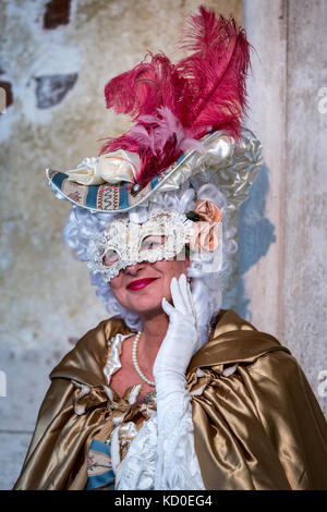 Una donna vestite per il Carnevale di Venezia, Italia Foto Stock