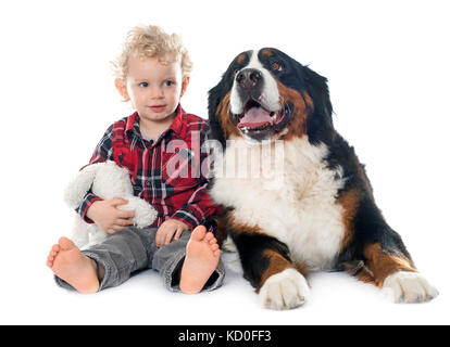 Little Boy e cane davanti a uno sfondo bianco Foto Stock