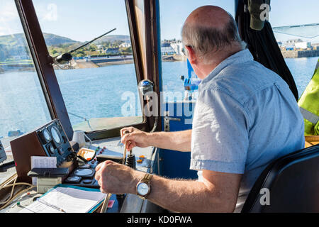 Valentia Island Car Ferry capitano al timone Foto Stock