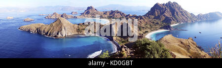 Panoramica alta vista panoramica dell'isola padar con tre bellissime baie e spiagge di sabbia circondata da un vasto oceano e parte del parco nazionale di Komodo in Foto Stock