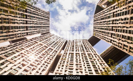 Basso angolo di vista moderno appartamento blocchi, Singapore, Sud-est asiatico Foto Stock