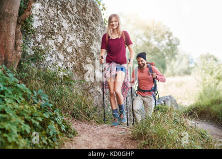 Coppia con walking escursionismo in foresta, Cracovia, malopolskie, Polonia, europa Foto Stock