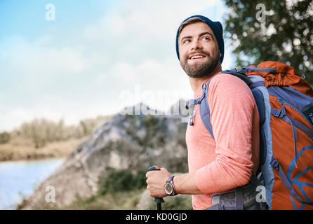 Ritratto di uomo escursionismo, guardando lontano sorridente, Cracovia, malopolskie, Polonia, europa Foto Stock